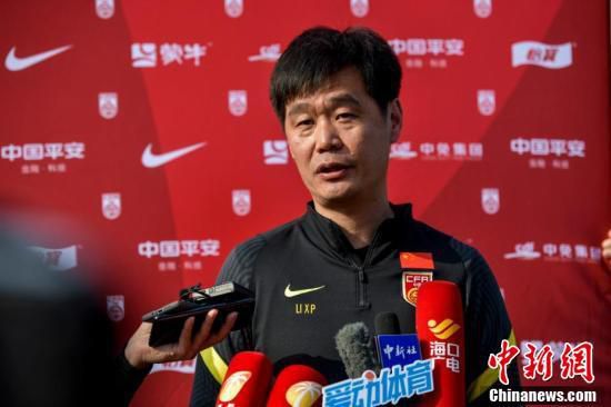 当闻名作家维克托·阿德尔曼去世时，一名记者联系上了他的老婆莎拉，但愿能争先报导这位伟年夜作家的平生。跟着记忆的帘幕被徐徐拉开，维克托和莎拉这场近半个世纪的爱恋进程终究显现活着人面前。但是在甜美糊口的背后，这对众人眼中的榜样夫妻事实埋躲着几多不为人知的奥秘？丈夫背后的神秘女子又事实是谁？ 当浪漫的恋爱遭受不忠的变节，认真爱背后是熊熊燃烧的野心，他们事实该若何解决婚姻的各种危机？